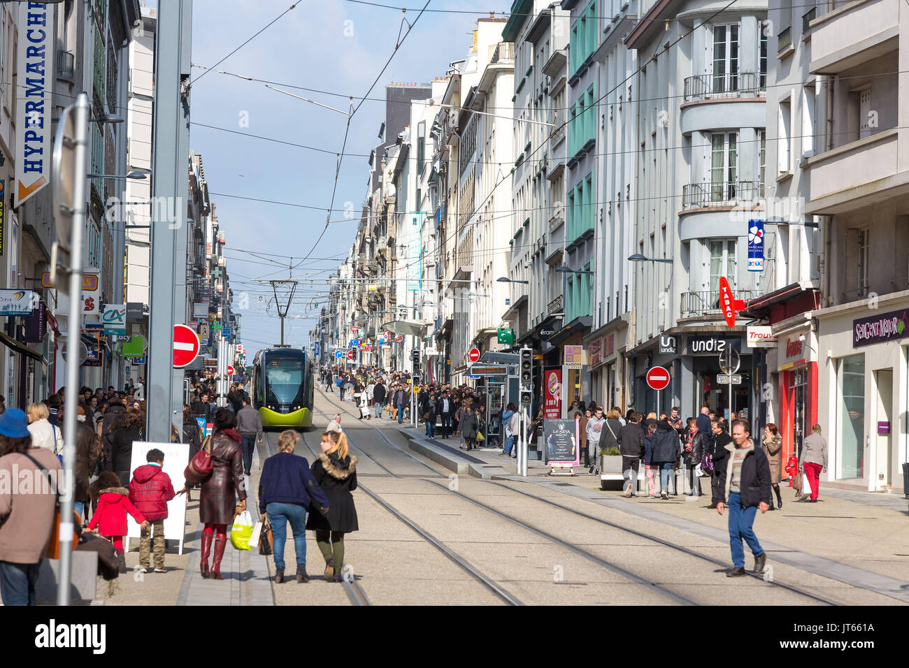 Brest (Bretagne, nord-ouest de la France) : tram et les piétons dans la rue Jean  Jaures', dans le centre-ville de Brest. Les passants, de tramway et de  bâtiments le long Photo Stock -