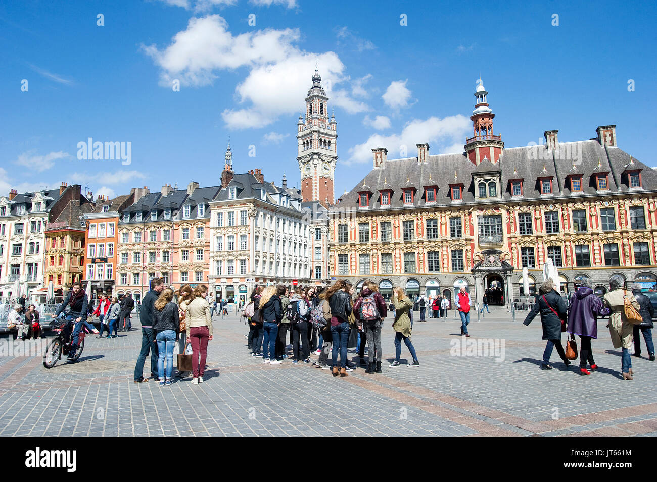 Lille (nord de la france) : l'immobilier en plein coeur du centre-ville avec les passants et façades typiques de l'architecture flamande dans la grand place Banque D'Images