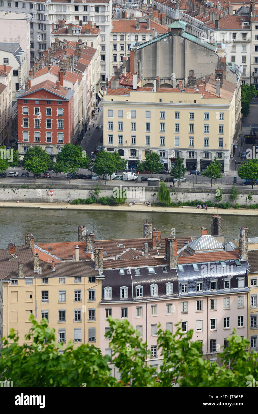 Lyon (sud-est de la France) : l'immobilier, les bâtiments le long du quais de Saône passerelle. Façades de bâtiments le long de la 'rue Celestin' par le chemin de Ri Banque D'Images