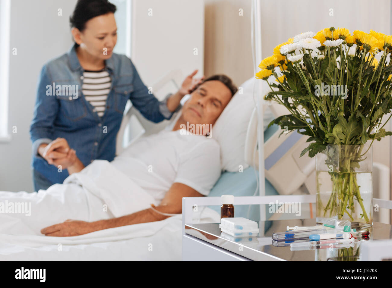 Belle fleur bouquet debout sur la table Banque D'Images