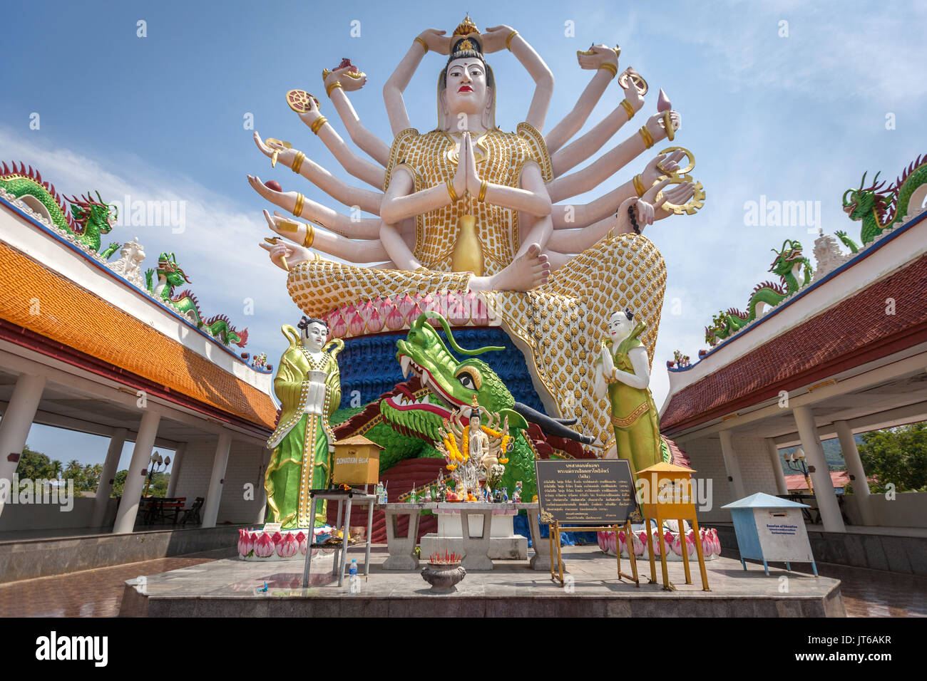 Statue de dix-huit armes d'Avalokiteśvara Guanyin ou Guanjin Kwan Yin, déesse de la miséricorde et de la Compassion, temple Wat Plai Laem, Koh Samui, Thaïlande Banque D'Images