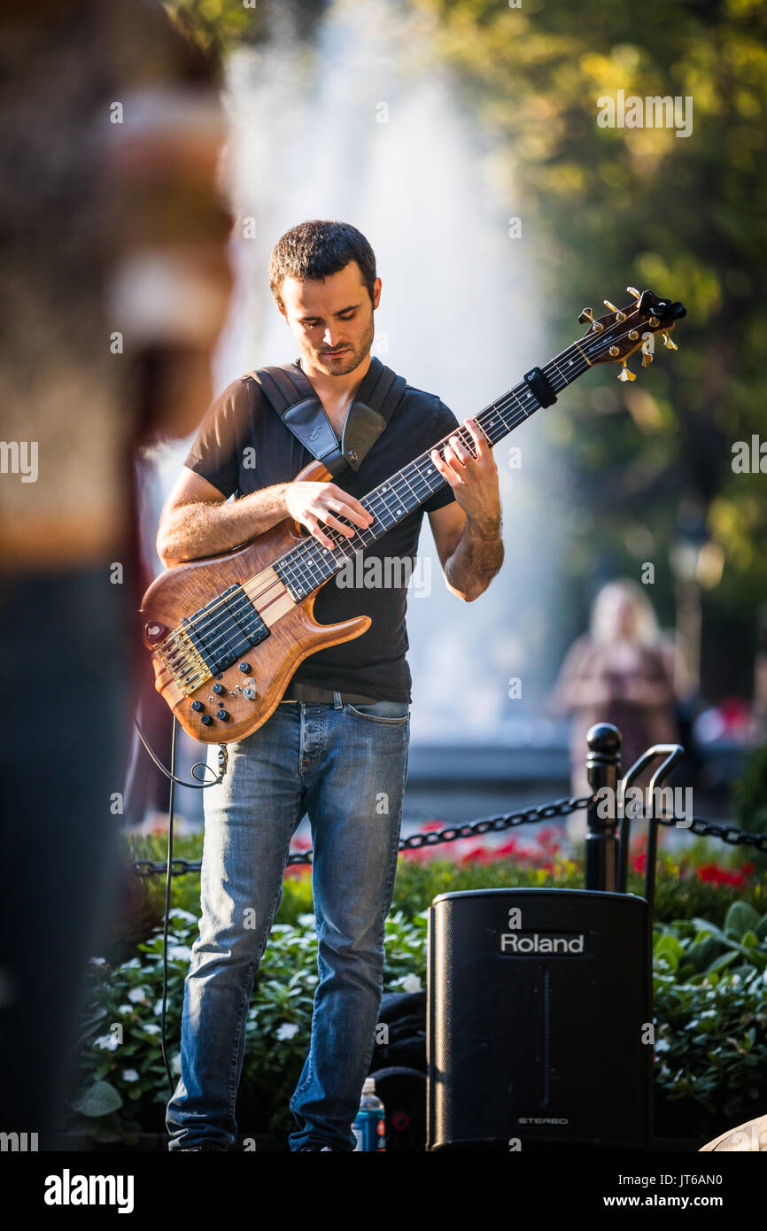 NEW YORK, USA - Le 17 octobre 2016. Homme jouant de la guitare dans le parc de Greenwich pour de l'argent, la ville de New York. Banque D'Images