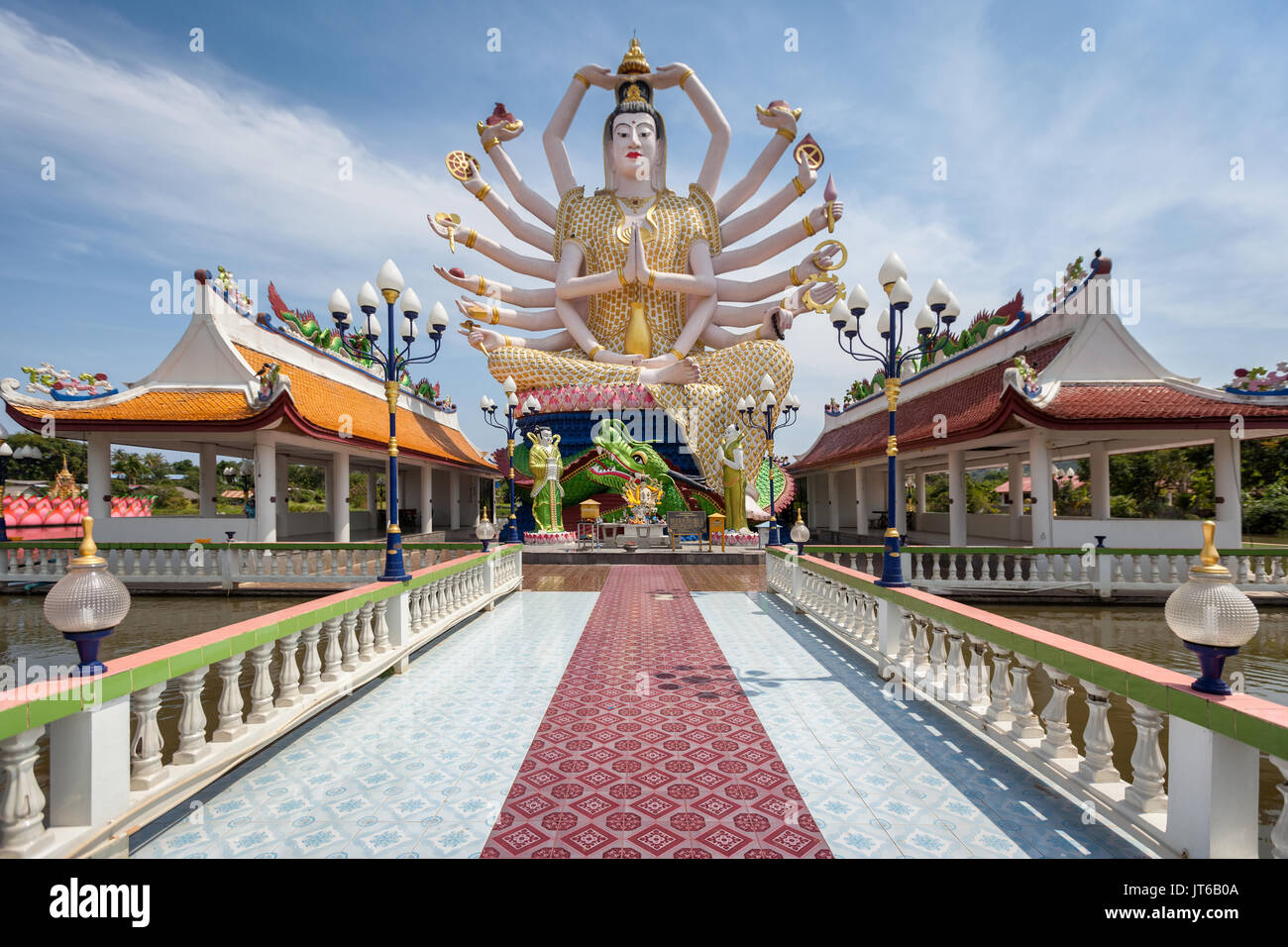 Statue de dix-huit armes d'Avalokiteśvara Guanyin ou Guanjin Kwan Yin, déesse de la miséricorde et de la Compassion, temple Wat Plai Laem, Koh Samui, Thaïlande Banque D'Images