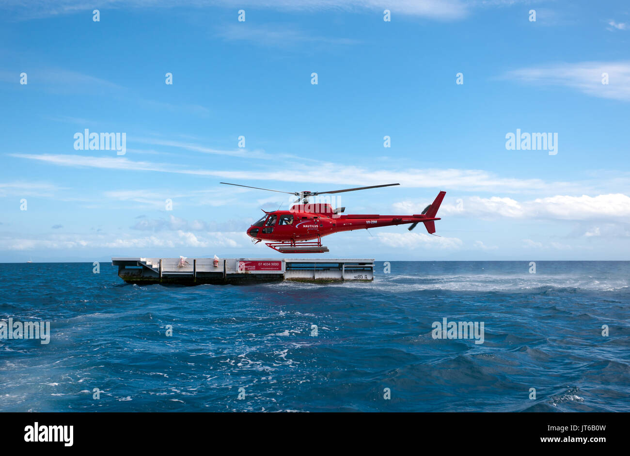 Avis de voyageurs à l'intérieur d'un hélicoptère Ecureuil AS350, exploité par Nautilus Aviation, qui vole les touristes sur Hastings Reef, Queensland, Australie Banque D'Images