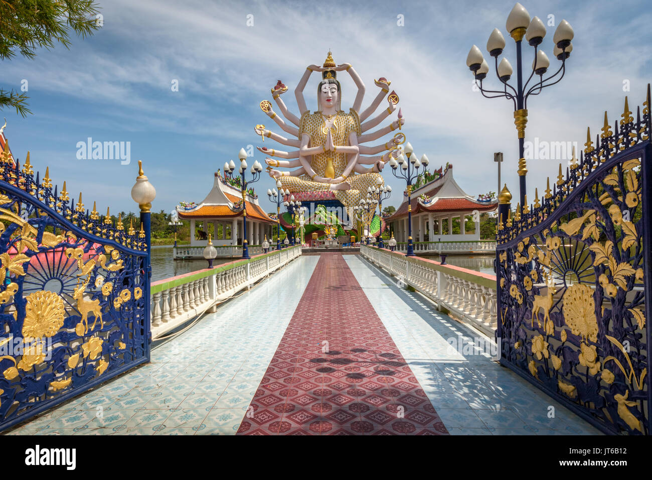 Statue de dix-huit armes d'Avalokiteśvara Guanyin ou Guanjin Kwan Yin, déesse de la miséricorde et de la Compassion, temple Wat Plai Laem, Koh Samui, Thaïlande Banque D'Images
