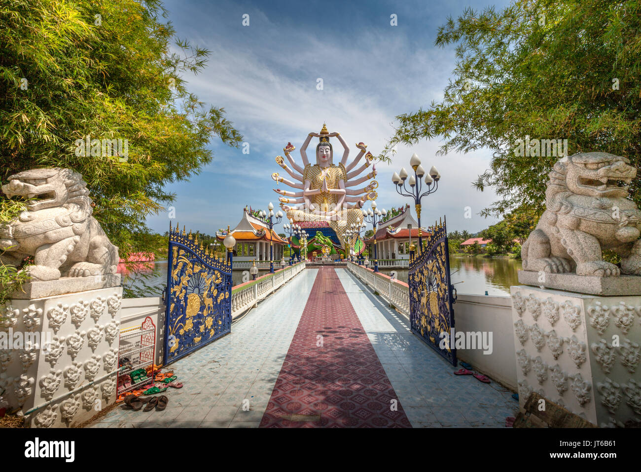 Statue de dix-huit armes d'Avalokiteśvara Guanyin ou Guanjin Kwan Yin, déesse de la miséricorde et de la Compassion, temple Wat Plai Laem, Koh Samui, Thaïlande Banque D'Images