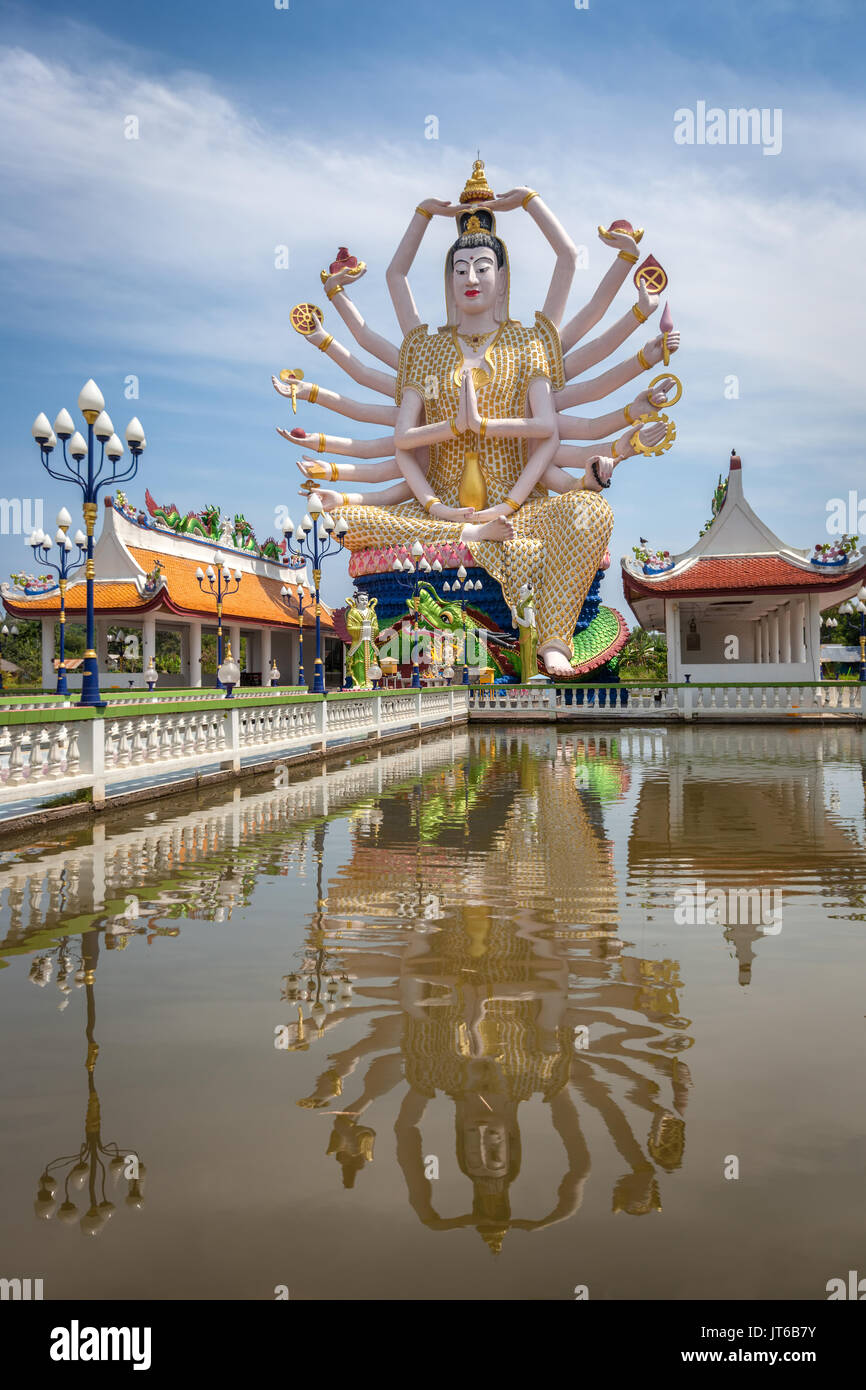 Statue de dix-huit armes d'Avalokiteśvara Guanyin ou Guanjin Kwan Yin, déesse de la miséricorde et de la Compassion, temple Wat Plai Laem, Koh Samui, Thaïlande Banque D'Images