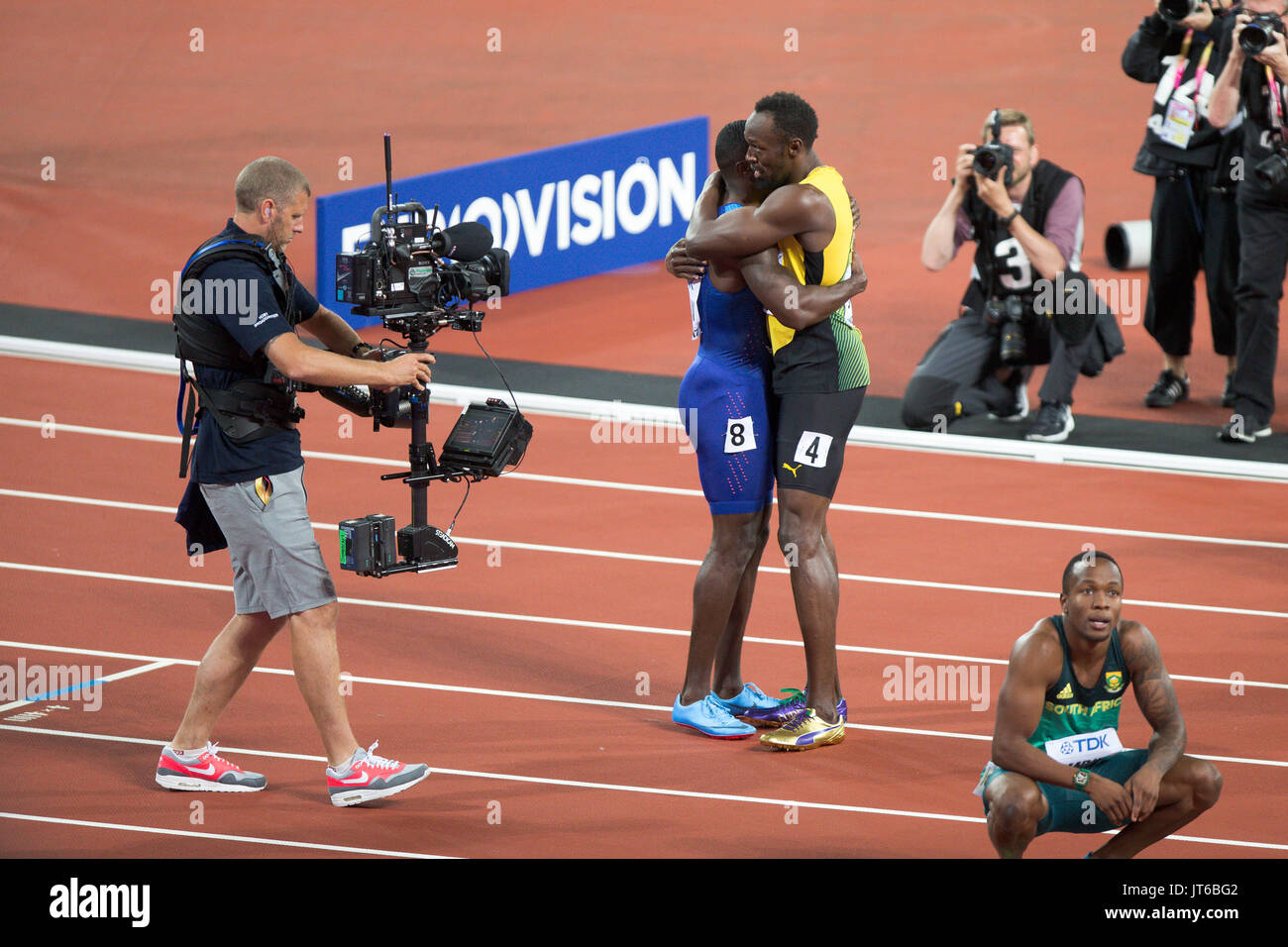 Londres, ANGLETERRE - 05 août : Usain Bolt et Justin Gatlin (bleu en haut) après la finale du 100 m hommes au cours de la deuxième journée de la 17e Championnats du monde d'athlétisme IAAF Londres 2017 au stade de Londres le 5 août 2017 à Londres, Royaume-Uni.Justin Gatlin des États-Unis a gagné la course. Banque D'Images