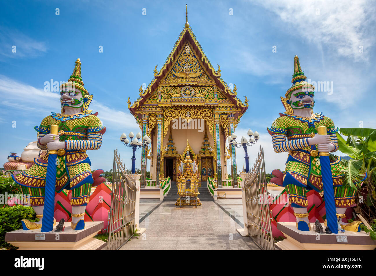 Les tuteurs géant à l'entrée de la pagode bouddhiste, temple Wat Plai Laem Suwannaram, Ban Bo Phut, Koh Samui, Thaïlande Banque D'Images