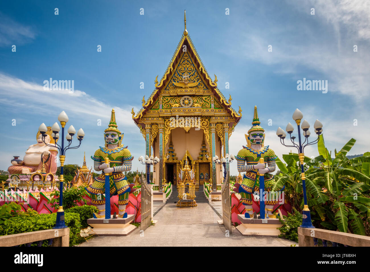 Les tuteurs géant à l'entrée de la pagode bouddhiste, temple Wat Plai Laem Suwannaram, Ban Bo Phut, Koh Samui, Thaïlande Banque D'Images