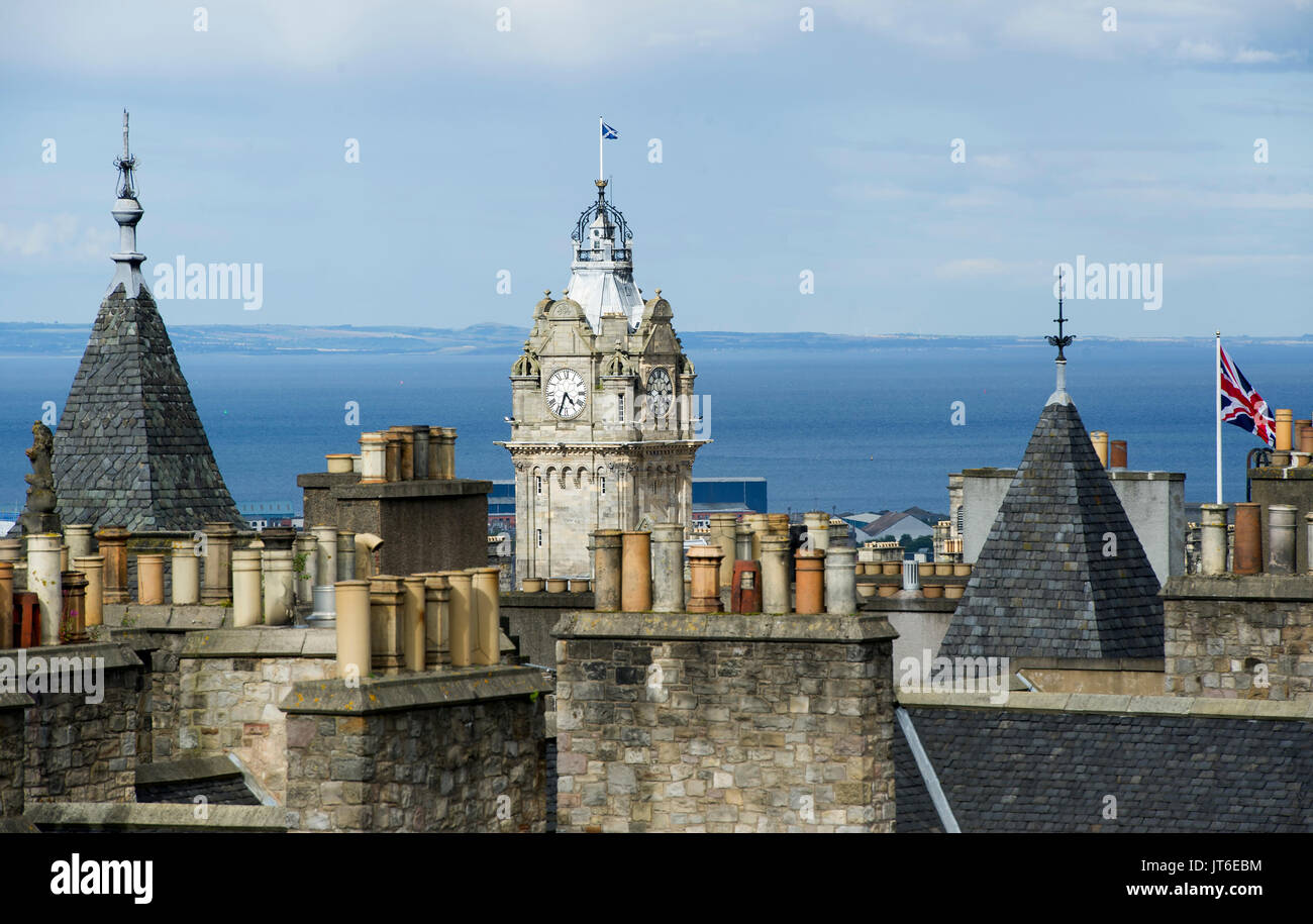 Tour de l'horloge de l'Hôtel Balmoral encadré par les toits et les pots de cheminée de la vieille ville d'Édimbourg. Banque D'Images