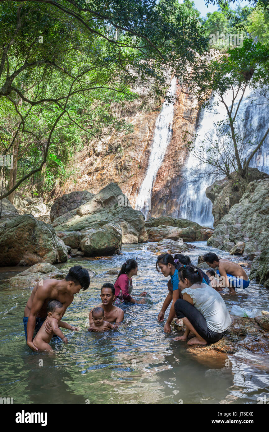 Les familles avec enfants à faire bain rafraîchissant dans la piscine naturelle à Na Muang Namuang ou Park, l'île de Koh Samui, Thaïlande Banque D'Images