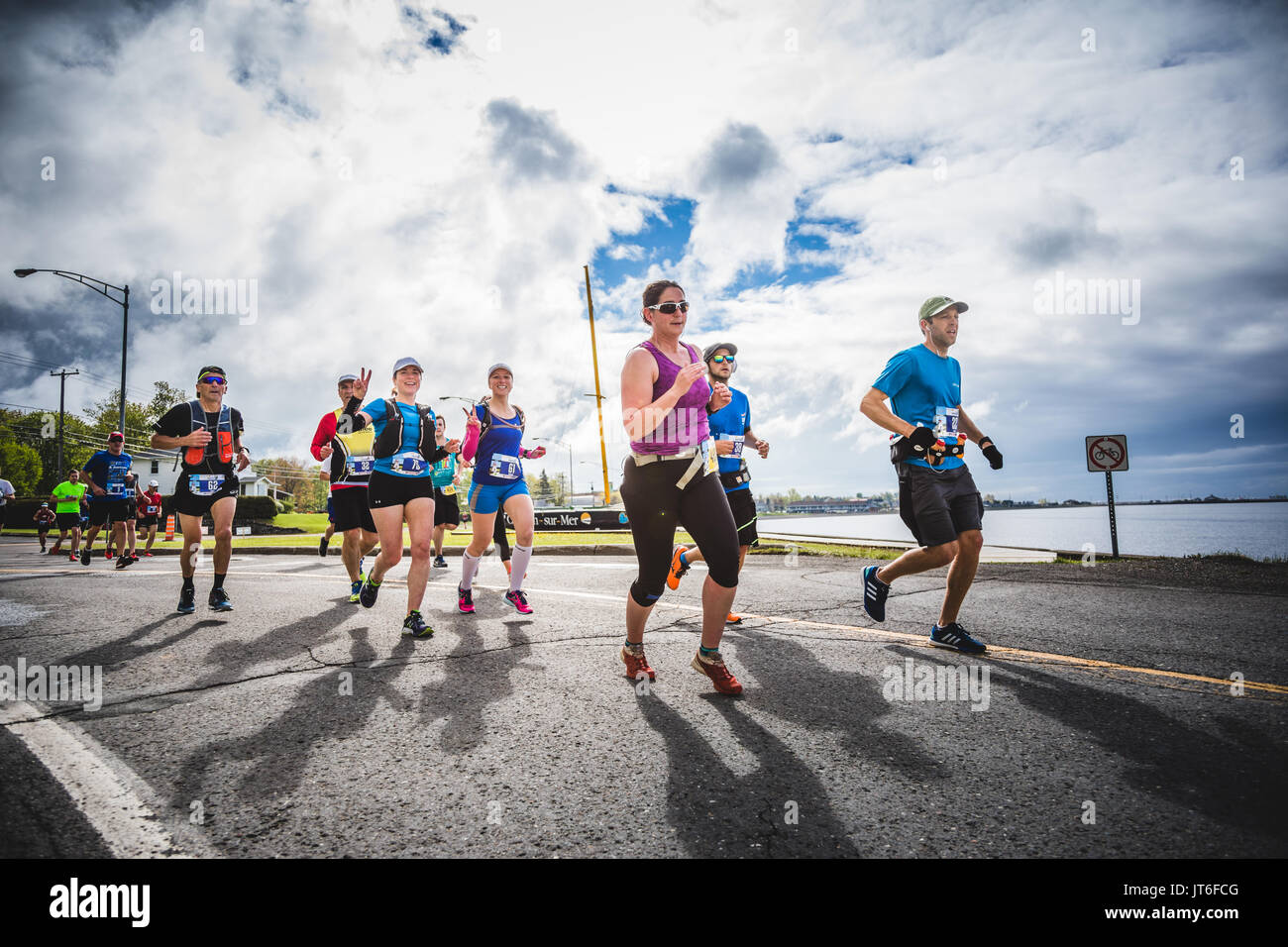 CARLETON, CANADA - Le 4 juin 2017. Au cours de la 5ème Marathon de Carleton au Québec, Canada. Groupe de jeunes à au premier km du marathon Banque D'Images