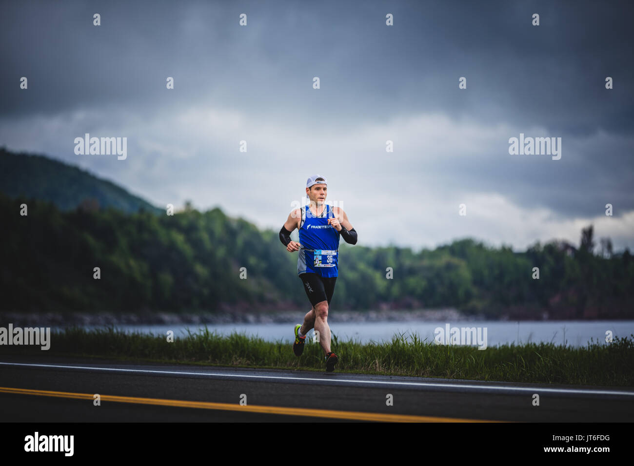 CARLETON, CANADA - Le 4 juin 2017. Au cours de la 5ème Marathon de Carleton au Québec, Canada. Seul l'homme rapide pendant la Marathon Banque D'Images
