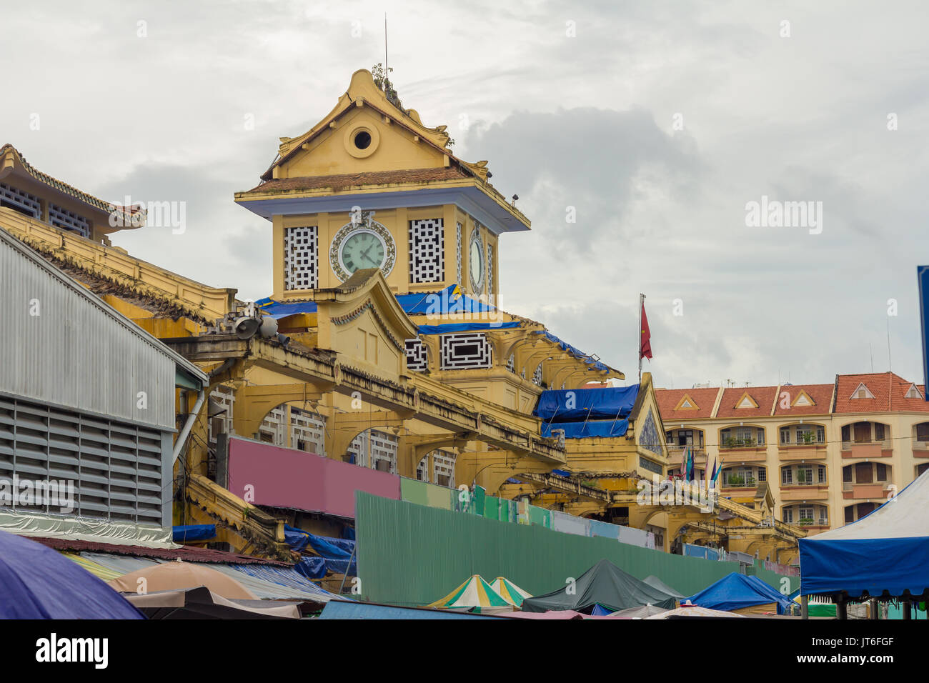 Bâtiment historique du marché Binh Tay dans le quartier de Cholon Saigon, Vietnam Banque D'Images