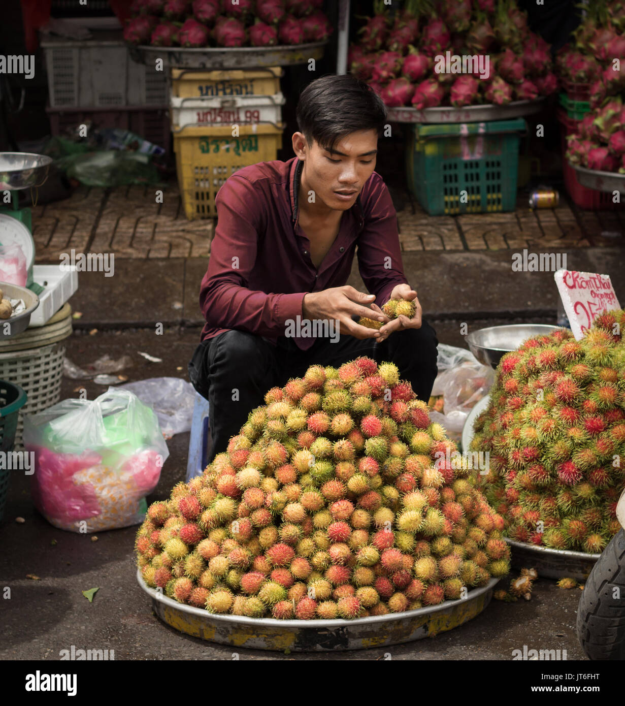 La vente du vendeur rambutan fruit homme sur la rue à Saigon Vietnam Banque D'Images