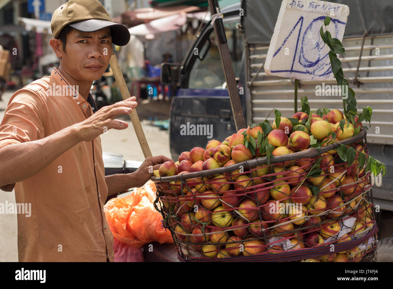 Vendeur homme vente de fruits sur la rue à Saigon Vietnam Banque D'Images