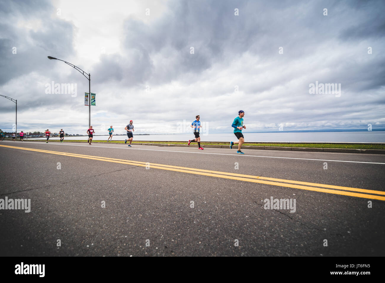 CARLETON, CANADA - Le 4 juin 2017. Au cours de la 5ème Marathon de Carleton au Québec, Canada. Groupe de marathoniens juste après la ligne de départ Banque D'Images