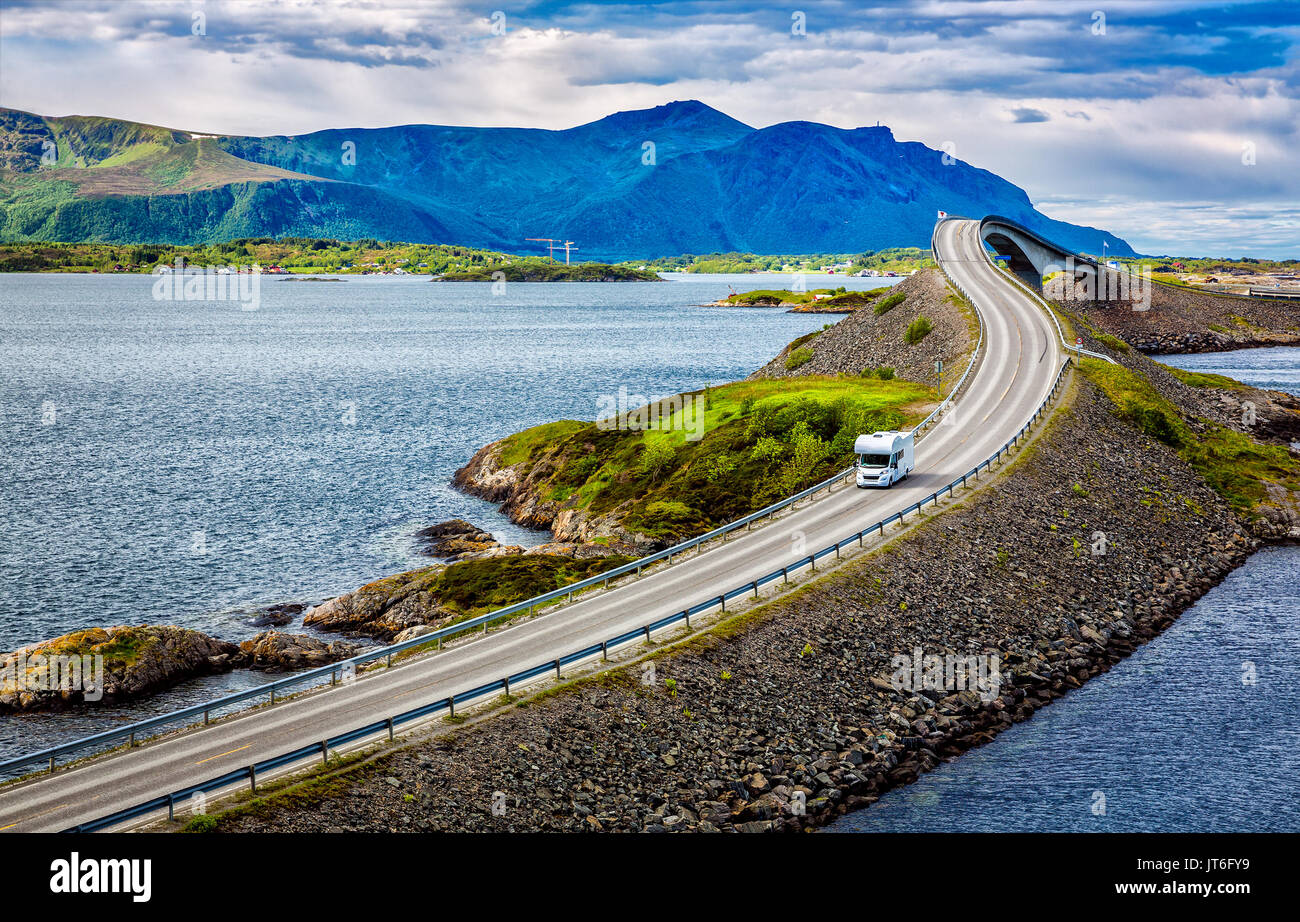 Location caravane voyages sur l'autoroute. Route de l'océan Atlantique ou la route de l'Atlantique (Atlanterhavsveien) été décerné le titre comme (Construction d'norvégien Banque D'Images