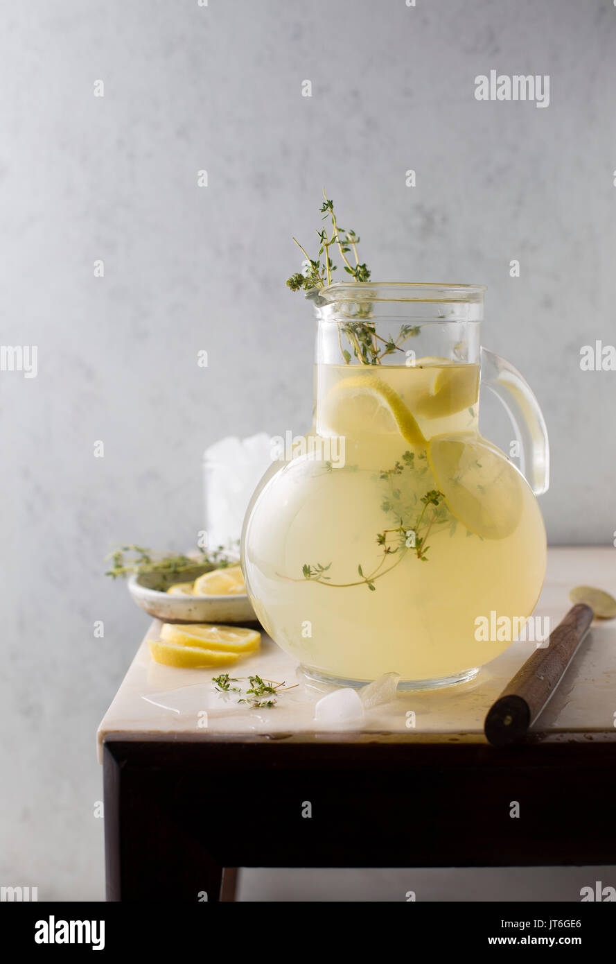 Le thym dans un pichet de verre de limonade Banque D'Images