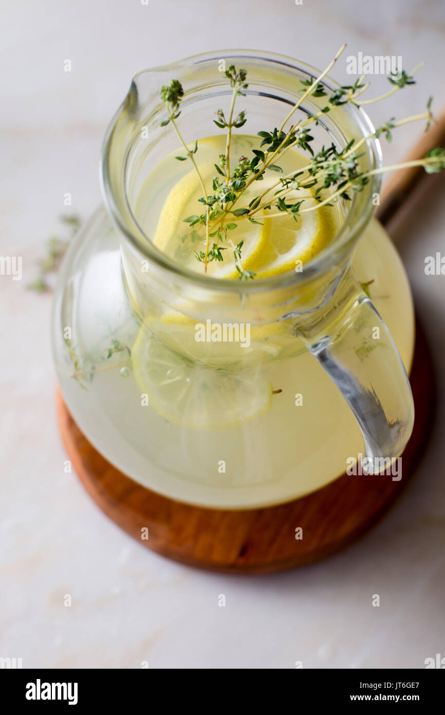 Le thym dans un pichet de verre de limonade Banque D'Images