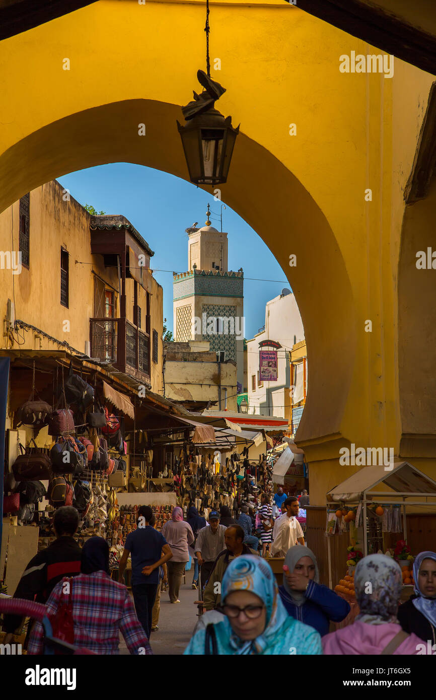 Scène de la vie de la rue. Souk, Médina de Fès, Fes el Bali. Le Maroc, Maghreb, Afrique du Nord Banque D'Images