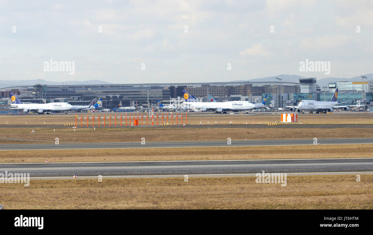 Francfort, Allemagne - 28 fév 2015 : Gate et bâtiments du terminal à l'aéroport de Francfort FRA avec varios planes au premier plan Banque D'Images