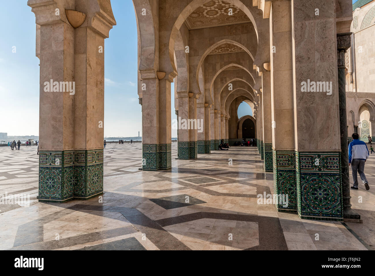 Arcade avec décoration islamique, Mosquée Hassan II à Casablanca, Maroc Banque D'Images