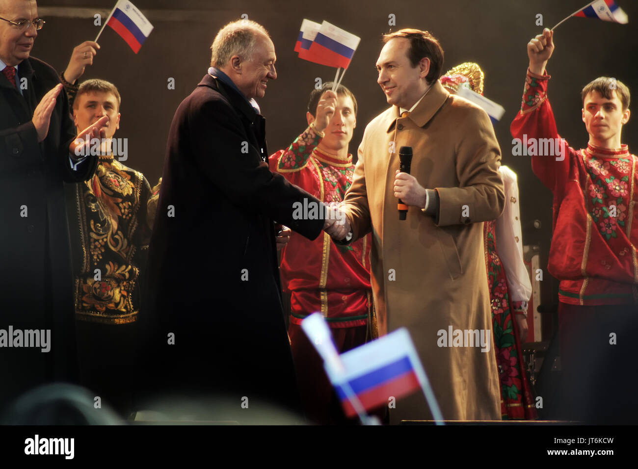 Ken Livingstone MP (L) accueille Vyaceslav Nikonov (R), directeur général du Russkiy Mir à la 4e édition du Festival d'hiver russe à Trafalgar Square, Londres, Royaume-Uni. Banque D'Images