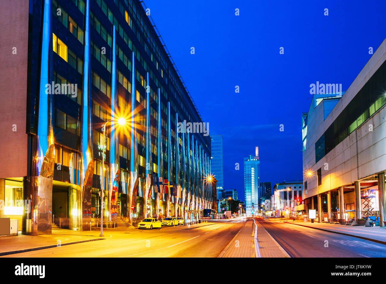 Tallinn, Estonie. Vue de la nuit de bâtiment de l'hôtel en soirée ou la nuit sur l'éclairage de rue Laikmaa A. Dans le sous-district de Kompassi dans le district de Keskli Banque D'Images