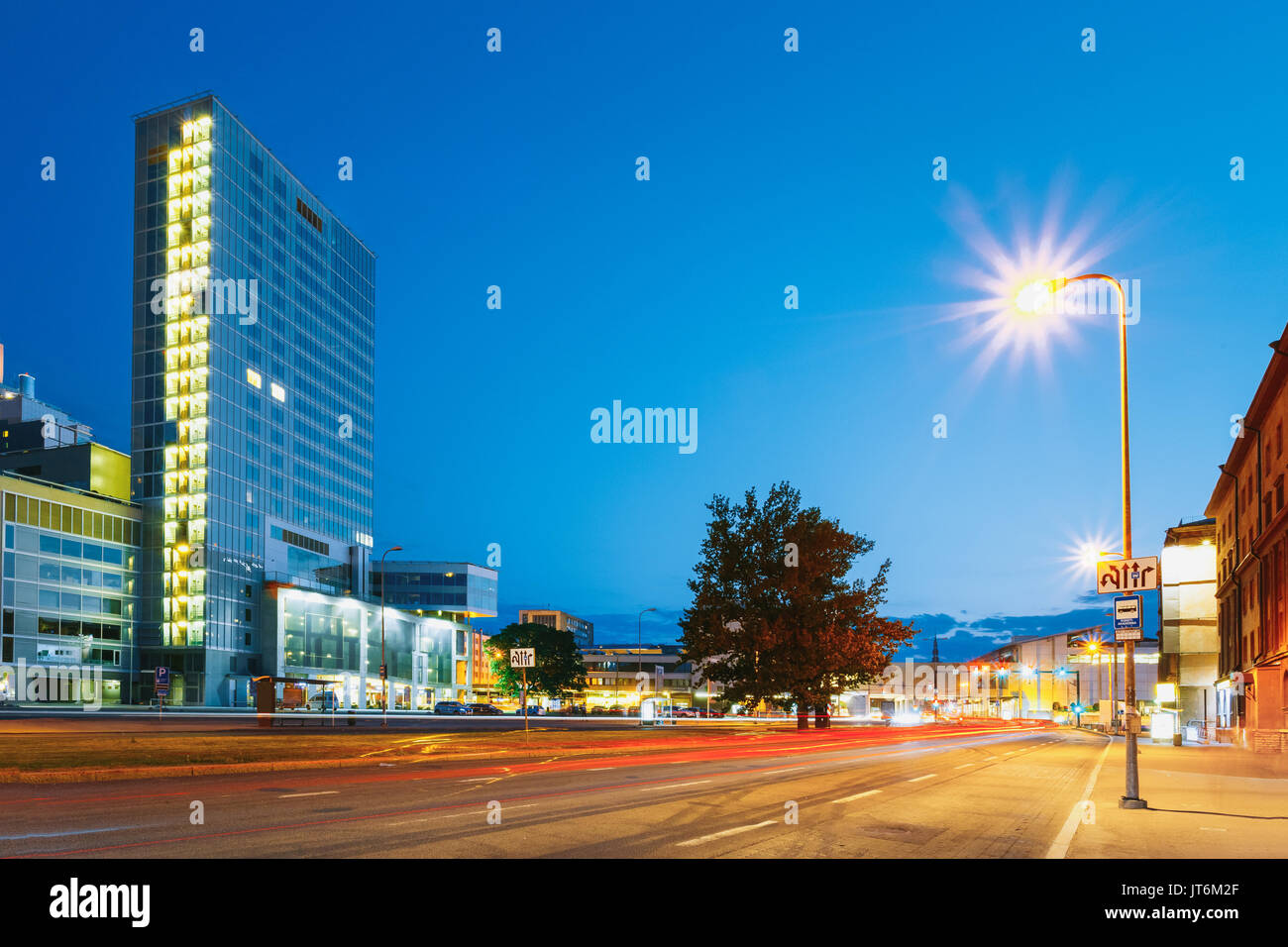 Tallinn, Estonie. Vue de la nuit de l'Architecture de bureau moderne bâtiment gratte-ciel en soirée ou la nuit d'éclairage aux 289 Derb Sidi Bouamar Tartu Street à Kompassi Su Banque D'Images