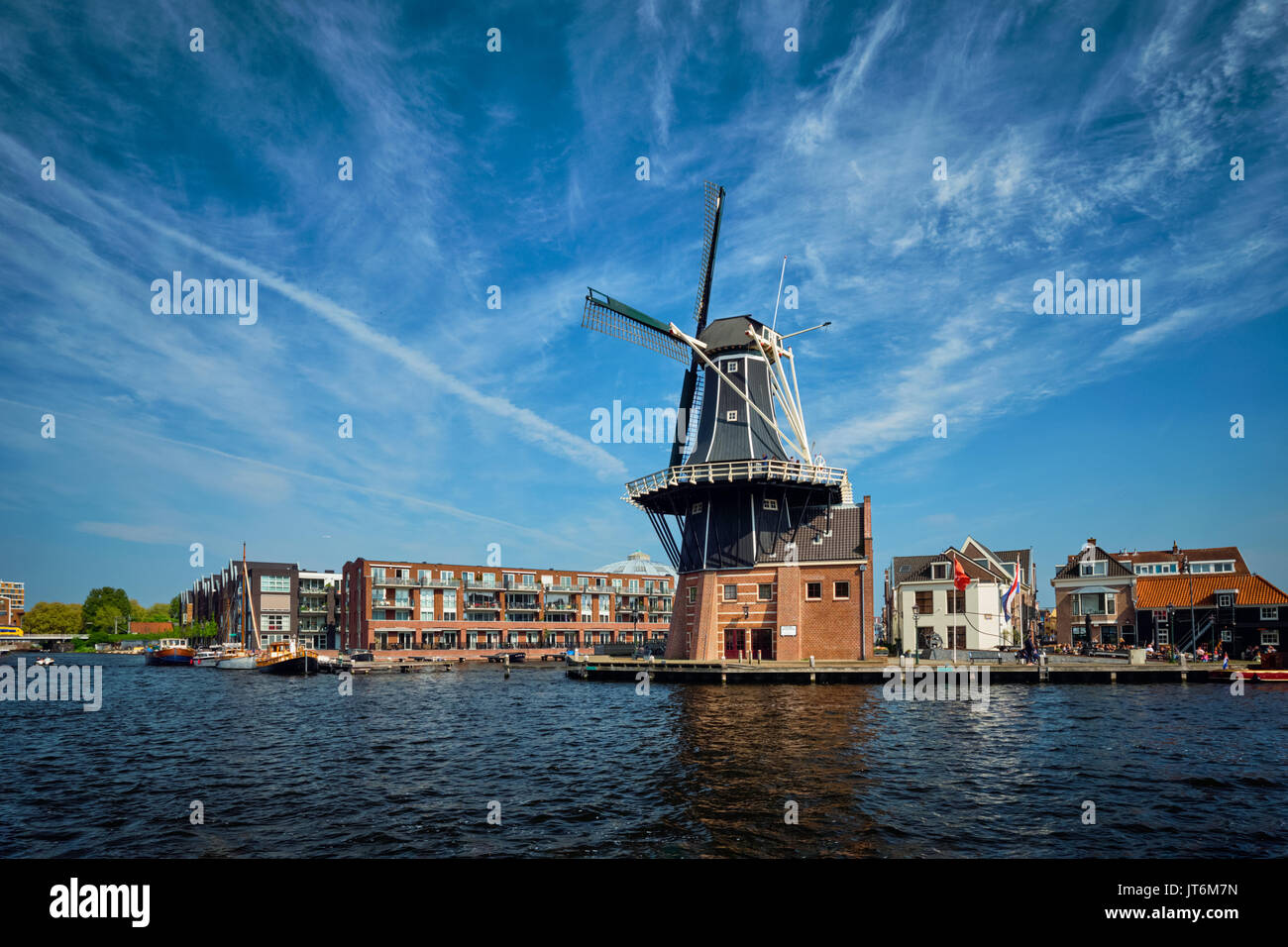 Harlem monument moulin de Adriaan sur la rivière Spaarne. Harlem, Banque D'Images