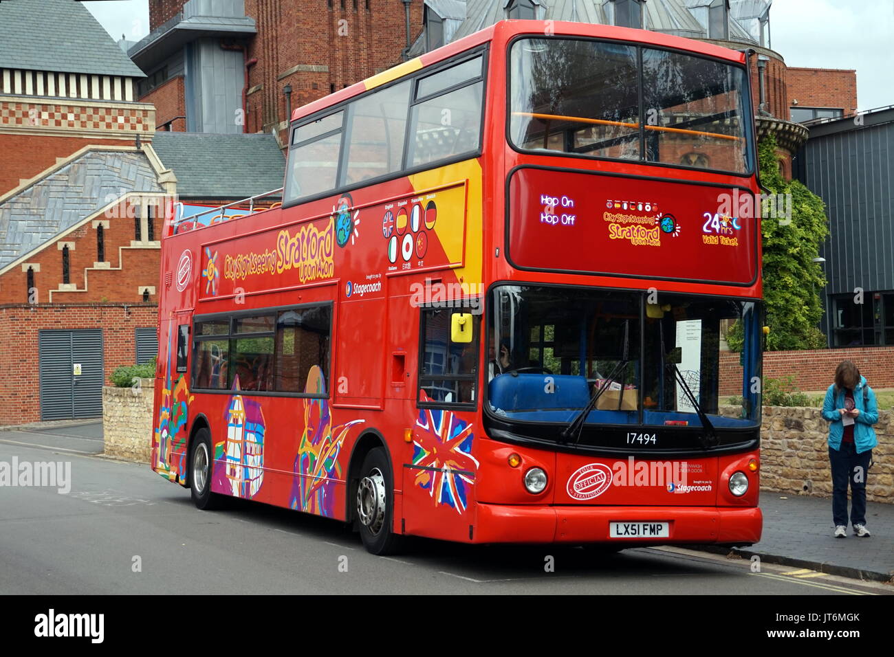 Stratford-upon-Avon, Royaume-Uni - 21 juillet 2017 : Open top double decker bus pour prendre les touristes sur une visite de la ville, avec le Swan Theatre dans la zone Banque D'Images