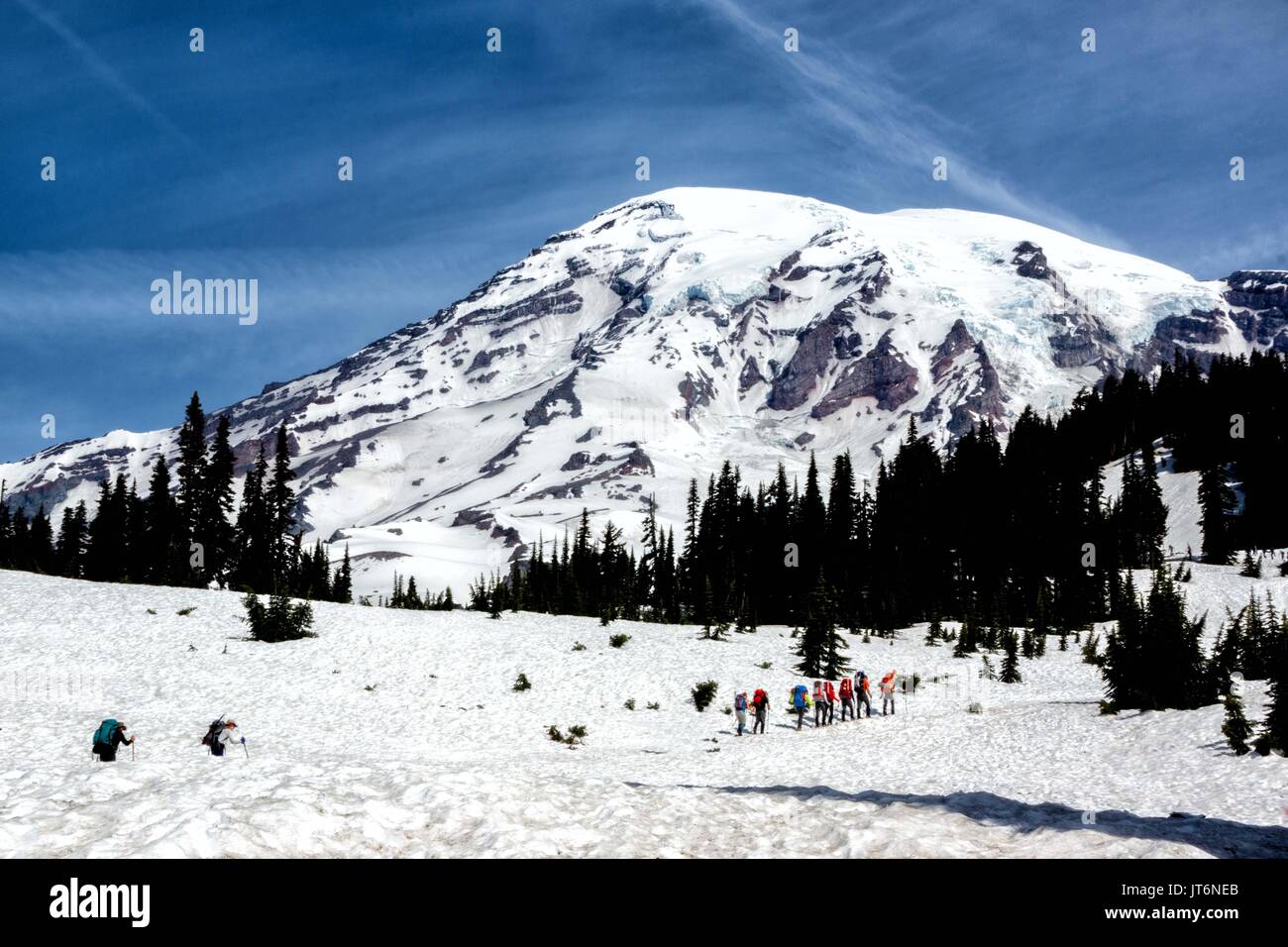 Randonneurs sur Mt. Rainier par temps clair. Banque D'Images
