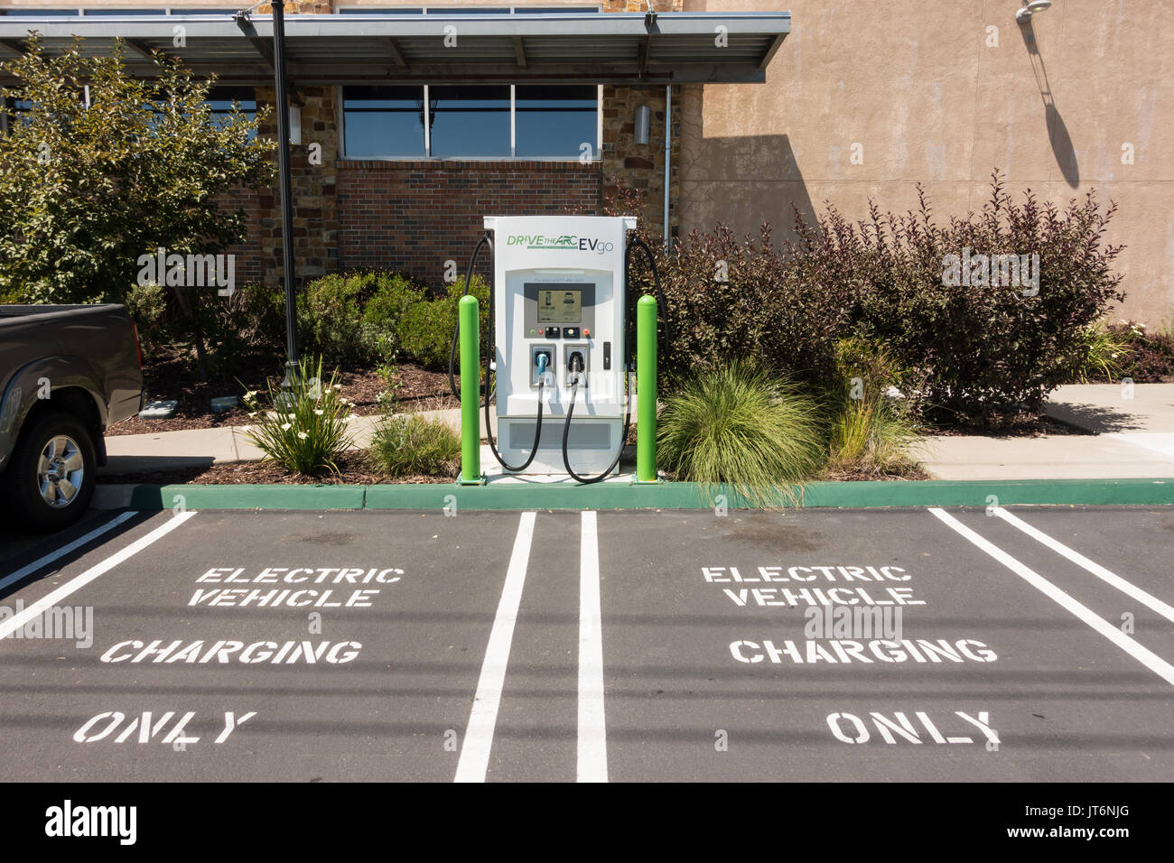 EV de recharge de véhicules électriques et de places de parking à l'avant du Whole Foods Market à Roseville, en Californie Banque D'Images