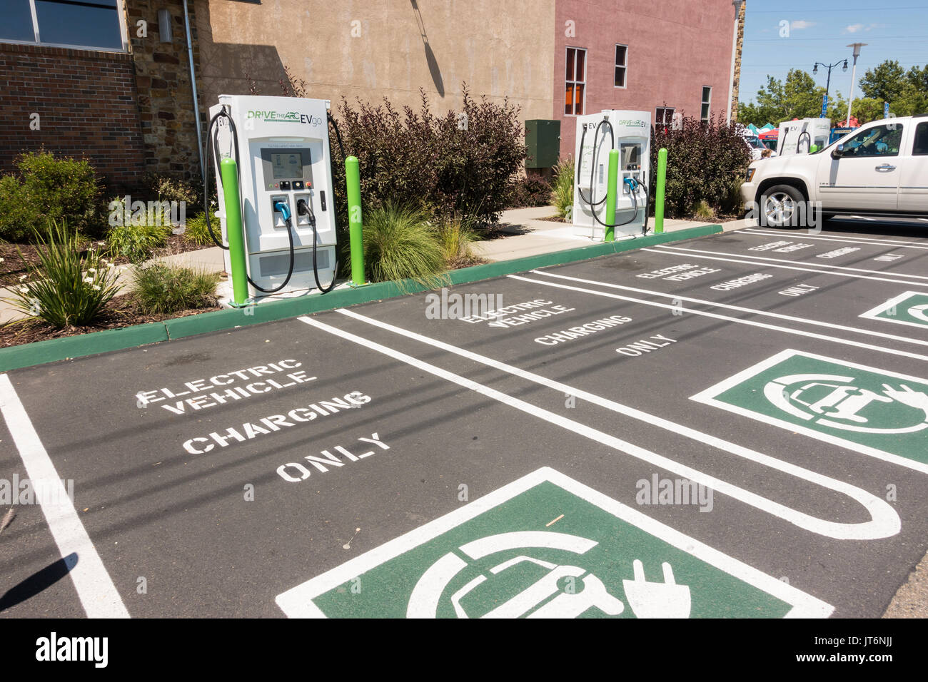 EV de recharge de véhicules électriques et de places de parking à l'avant du Whole Foods Market à Roseville, en Californie Banque D'Images