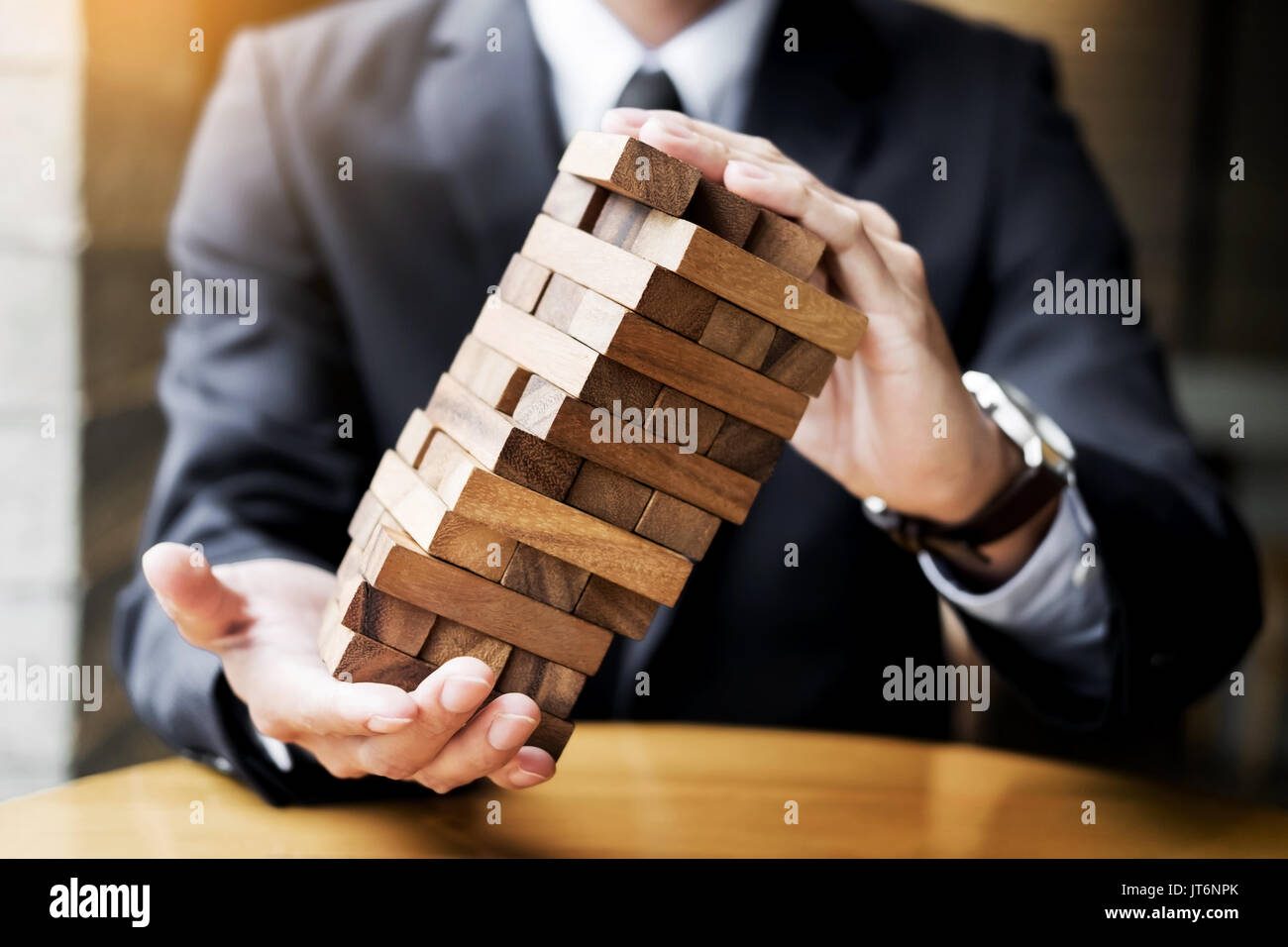 La planification, Risque et stratégie patrimoniale en concept d'entreprise, homme d'affaires et de l'assurance de placer le jeu de cubes en bois sur un tour. Banque D'Images