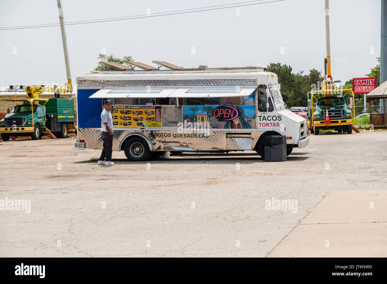 Un client hispanique attend la nourriture d'un camion de tacos ou d'un camion alimentaire servant de la nourriture mexicaine à Oklahoma City, Oklahoma, États-Unis. Banque D'Images