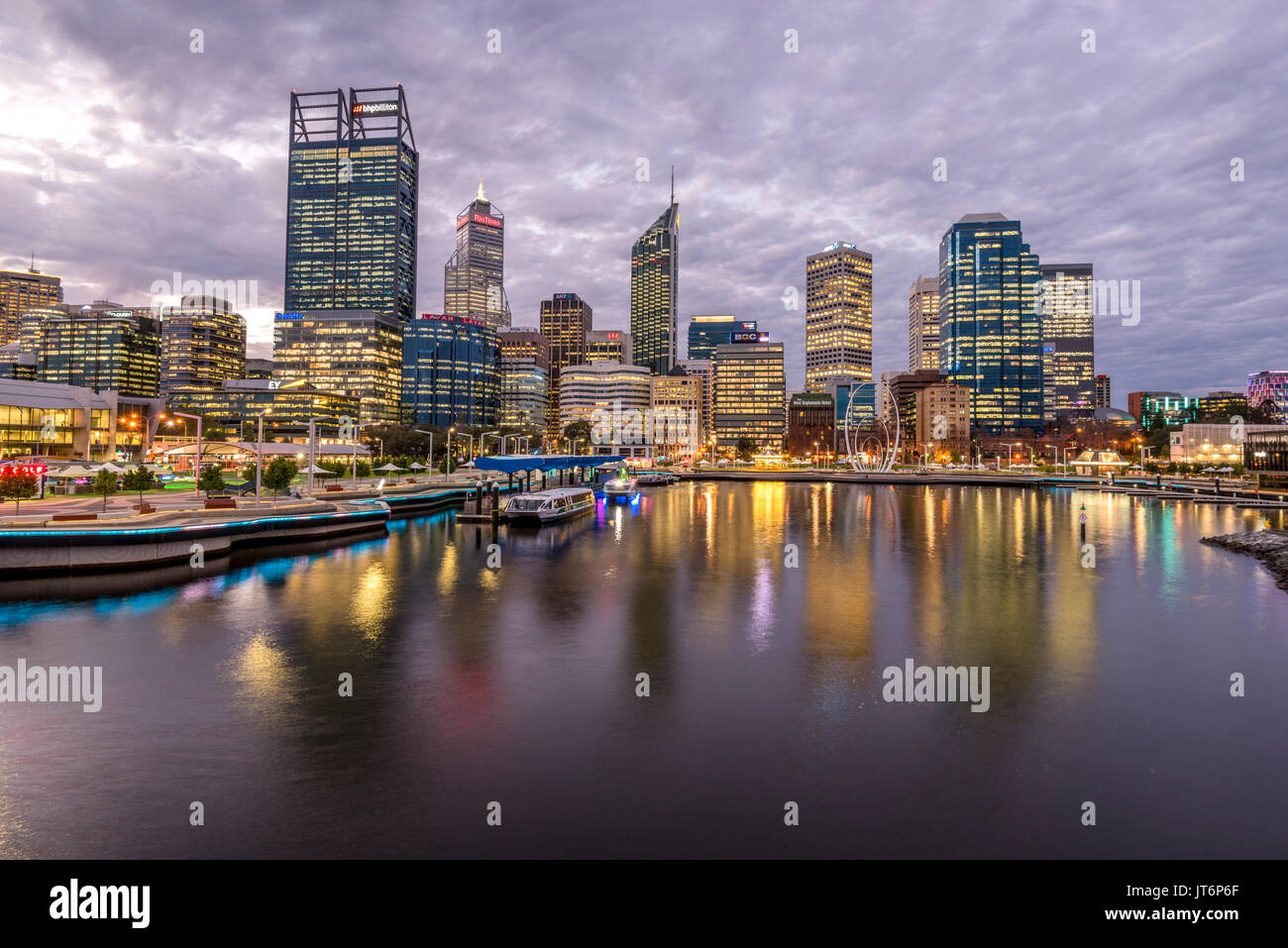 Esplanade Perth et Elizabeth Quay Banque D'Images