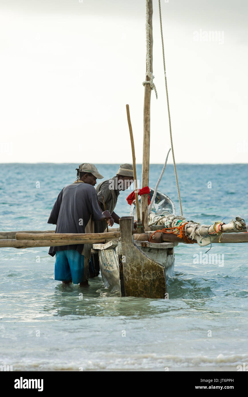 Les pêcheurs préparent leurs dhaw traditionnel bateau de pêche avant de partir à la mer au lever du soleil, Diani, Kenya Banque D'Images