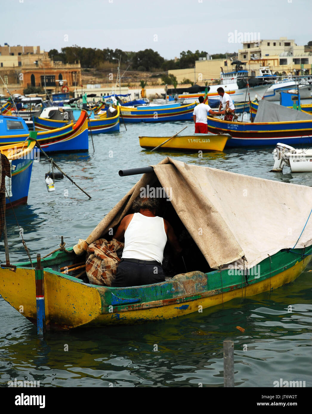 Malte-Septembre 24 : les pêcheurs travaillent non identifiés sur leurs bateaux, Marsaxlokk, Malte,sur,septembre 24,2010. Banque D'Images