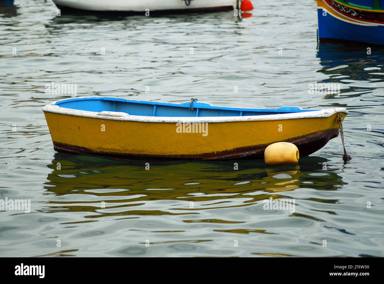 Drôle de petit bateau en Marsaxlokk,Malte. Banque D'Images