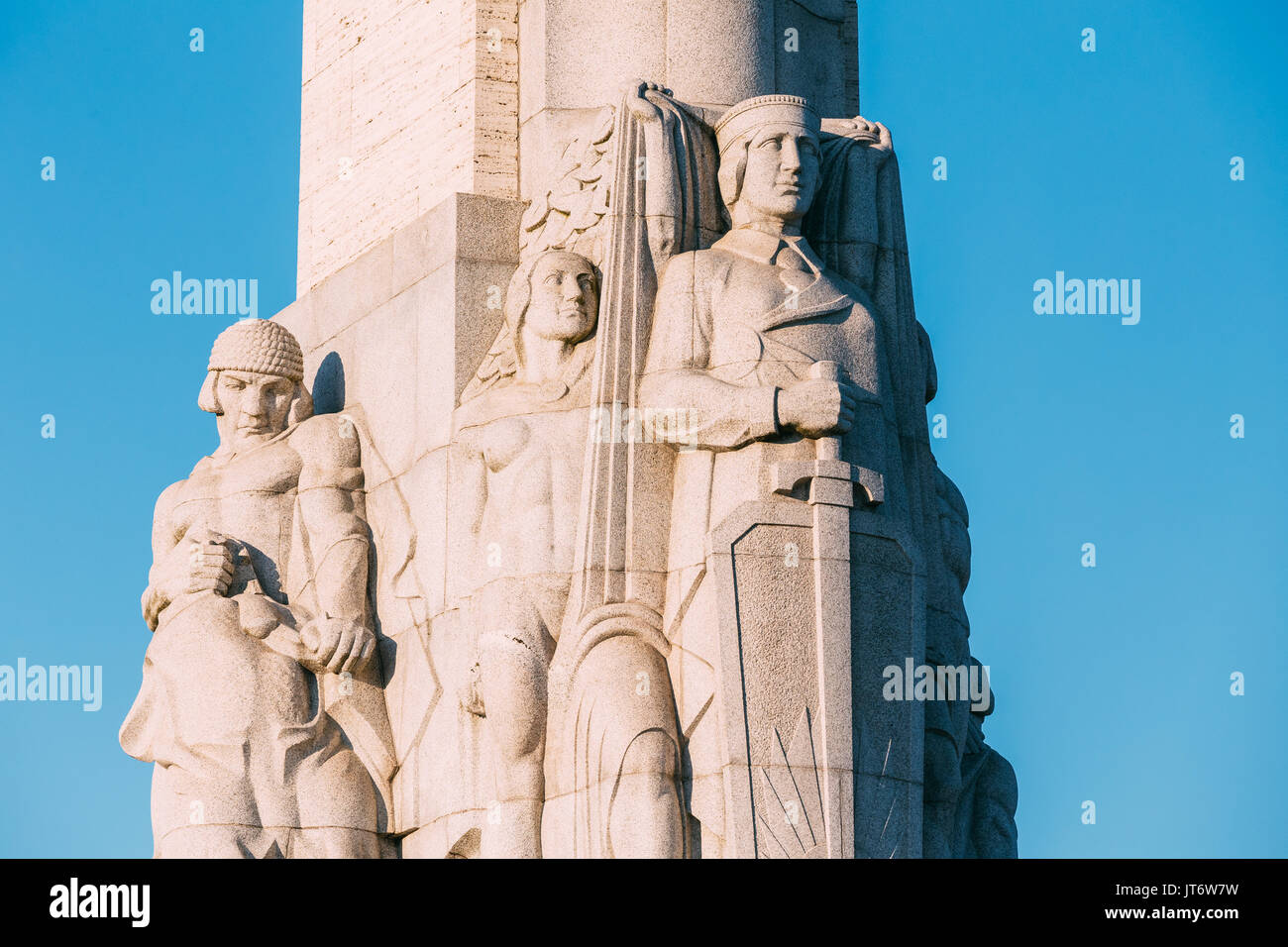 Riga, Lettonie - 1 juillet 2016 : Close Up Detail de célèbre monument commémoratif - Monument de la liberté à la place de la liberté en journée ensoleillée. Banque D'Images