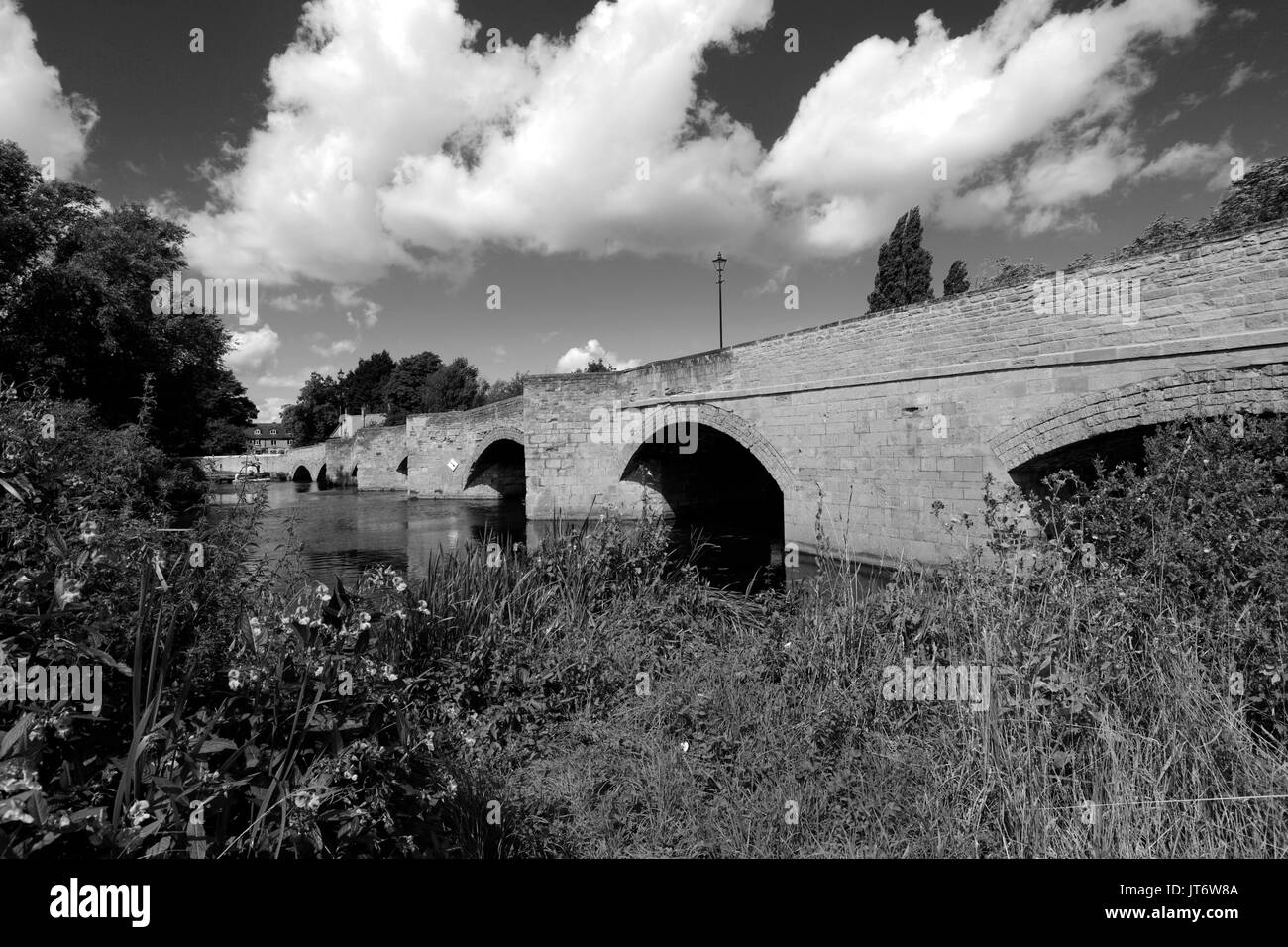 Le passage de 9 pont de pierre sur la rivière Nene, Islip ville, Northamptonshire, England, UK Banque D'Images