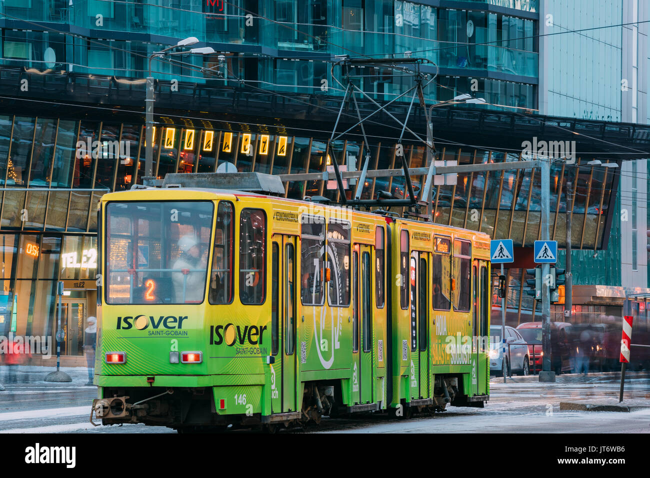 Tallinn, Estonie - 3 décembre 2016 : Public Tramway avec nombre de deux Itinéraire Sur fond de Shopping Centre Foorum Keskus situé dans le centre de grand Banque D'Images