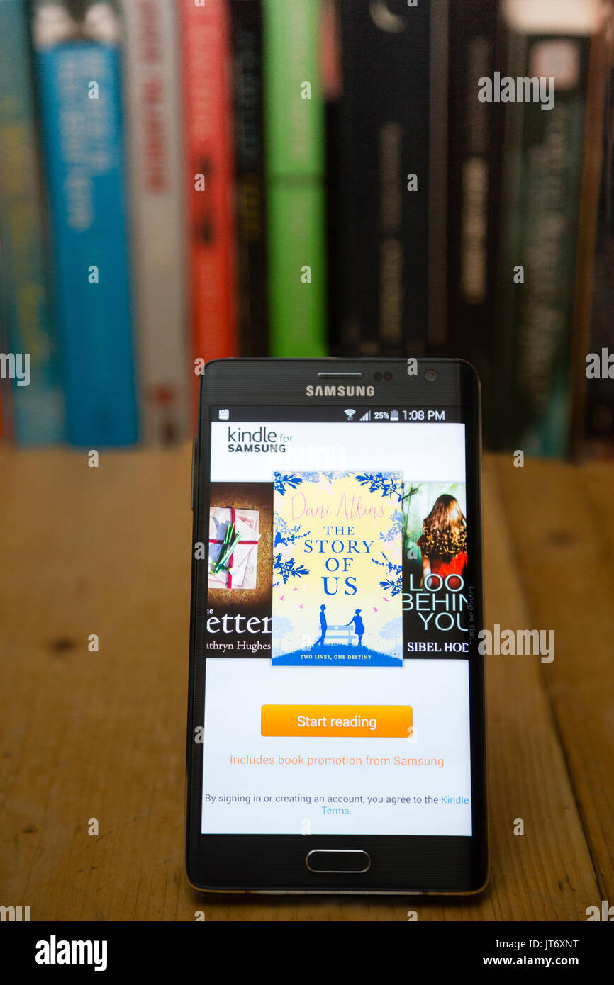 Londres, Royaume-Uni. Samsung smartphone Edge exécutant l'Amazon Kindle pour Samsung App. Banque D'Images
