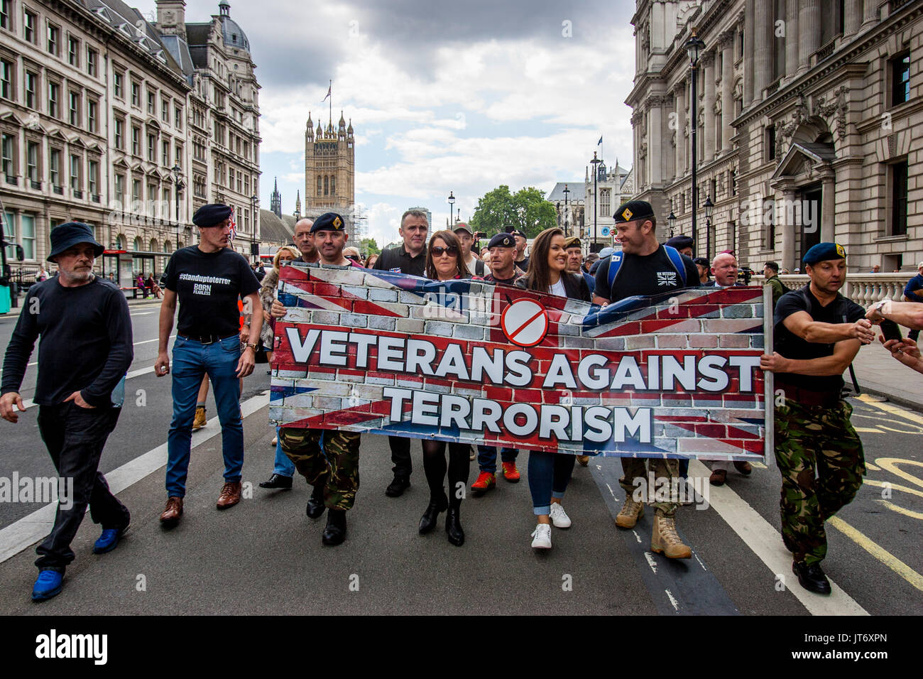 Les anciens combattants de l'armée britannique Mars à Downing Street pour exiger que le gouvernement fait plus pour lutter contre le terrorisme islamique, Whitehall, Londres, UK Banque D'Images