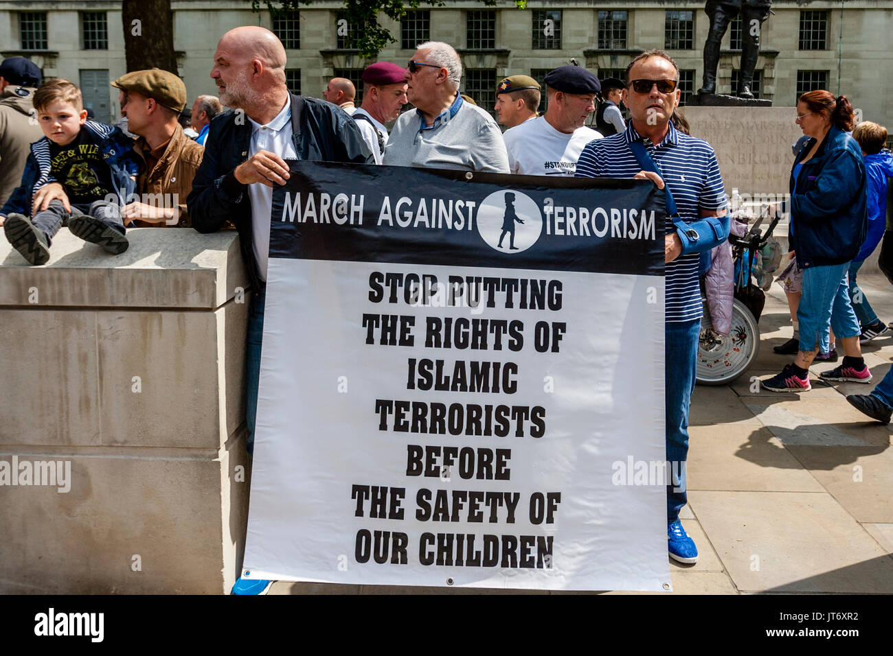 Les anciens combattants de l'armée britannique manifester devant Downing Street pour exiger que le gouvernement fait plus pour lutter contre le terrorisme islamique, Whitehall, Londres, UK Banque D'Images