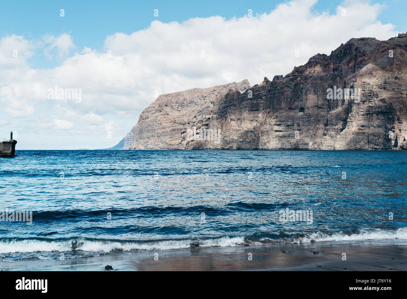 Vue magnifique sur les montagnes falaises sur l'océan. Los Gigantes, Puerto de Santiago, Tenerife, Îles Canaries Banque D'Images