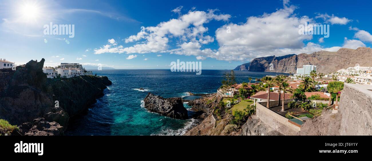 Vue sur des falaises rocheuses et l'océan. Los Gigantes, Puerto de Santiago, Tenerife, Canaries. Banque D'Images